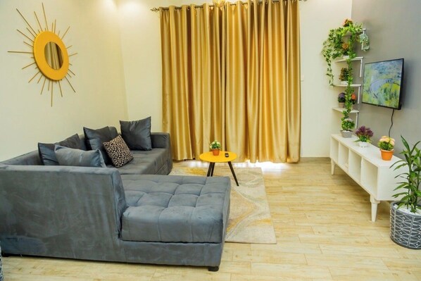 Smart TV - Cozy Residences Kampala 001 (Kampala)