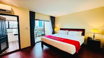 Executive Suite, 1 King Bed | In-room safe, desk, laptop workspace, iron/ironing board