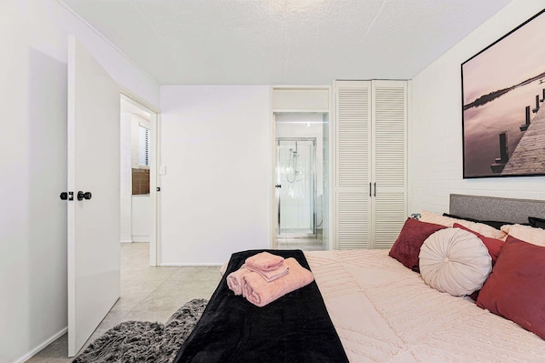 3 bedrooms, bed sheets