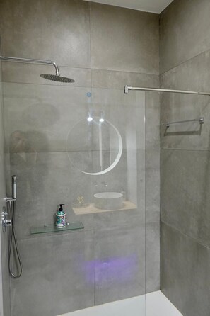 Shower, hair dryer, towels, soap - "Peral boutique Apartments: Cozy apartment in the center of Seville:  (Sevilla)