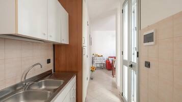 House, 2 Bedrooms, Smoking, Garden View | Interior