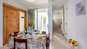 House, 2 Bedrooms, Smoking, Garden View | Dining