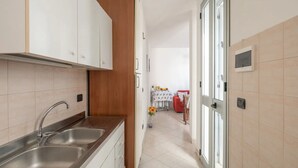 House, 2 Bedrooms, Smoking, Garden View | Interior