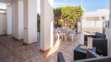 House, 2 Bedrooms, Smoking, Garden View | Outdoor dining