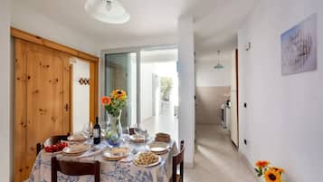 House, 2 Bedrooms, Smoking, Garden View | Tempat makan