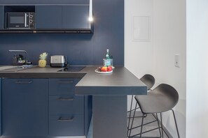 Premium Studio | Private kitchenette | Mini-fridge, microwave, stovetop, dishwasher - zzzpace Smart-Hotel Krefeld (Krefeld)