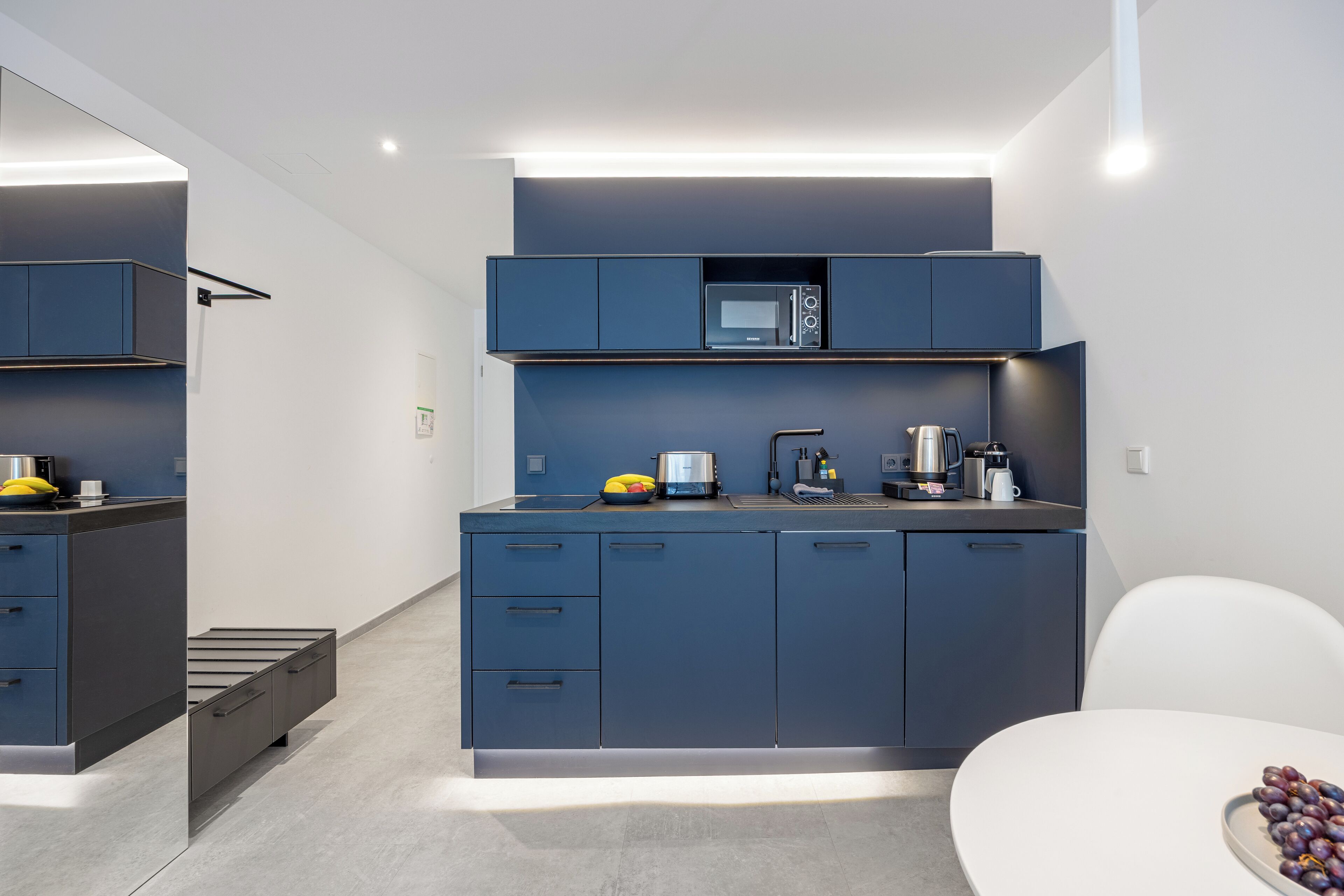 บิสซิเนสสตูดิโอ | ครัวขนาดเล็กส่วนตัว | ตู้เย็นเล็ก, ไมโครเวฟ, เตาประกอบอาหาร, เครื่องล้างจาน