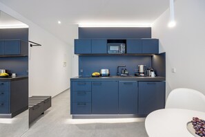 บิสซิเนสสตูดิโอ | ครัวขนาดเล็กส่วนตัว | ตู้เย็นเล็ก, ไมโครเวฟ, เตาประกอบอาหาร, เครื่องล้างจาน