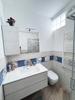 Dusche, Haartrockner, Bidet, Handtücher