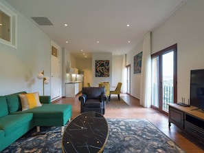 Apartment, 1 Bedroom, Balcony, Garden View | Dining room