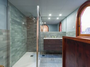 Appartement, 1 slaapkamer, patio, uitzicht op tuin | Badkamer
