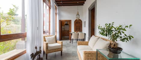 Apartment, 1 Bedroom, Patio, Garden View | Dining room