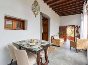 Apartment, 1 Bedroom, Patio, Garden View | Dining room