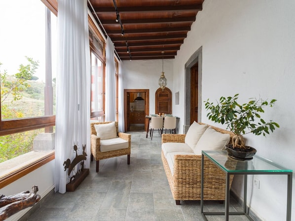 Apartment, 1 Bedroom, Patio, Garden View | Dining room
