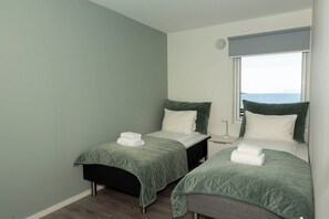 3 bedrooms, iron/ironing board, bed sheets