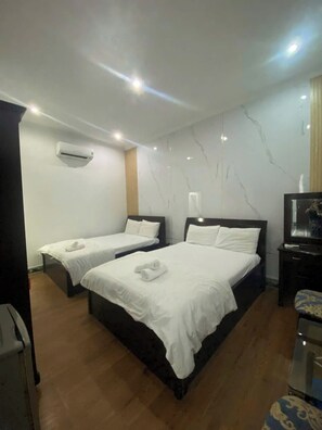 Habitación cuádruple | Escritorio, cortinas opacas, sistema de insonorización y wifi gratis