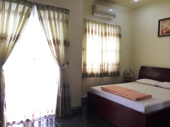 Desk, blackout curtains, soundproofing, free WiFi