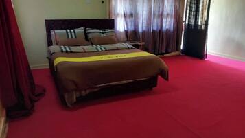 Standard Cottage | Meja, ruang kerja komputer riba, langsir/tirai gelap terus