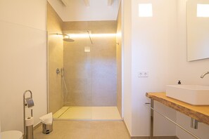 Douche, sèche-cheveux, serviettes fournies