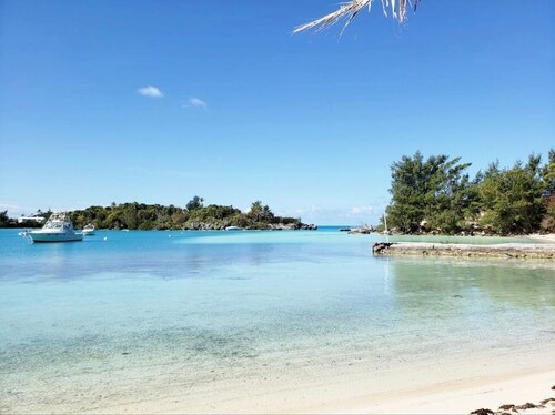 This contemporary 2 bedroom is located in Sandys parish and boasts beautiful views of Ellys Harbour