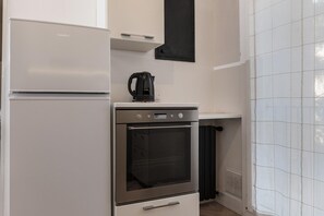 Mikrobølgeovn, ovn, kokeplater og oppvaskmaskin