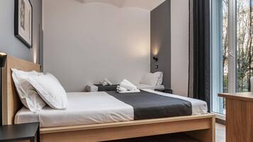 2 slaapkamers, een bureau, een strijkplank/strijkijzer, reisbedje