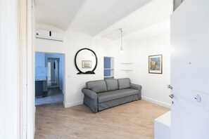 Una televisión, un reproductor estéreo