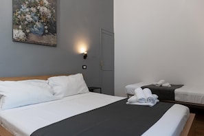 1 chambre, bureau, fer et planche à repasser, lit parapluie