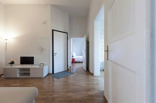 Saragozza Apartment 3: Bright and central flat