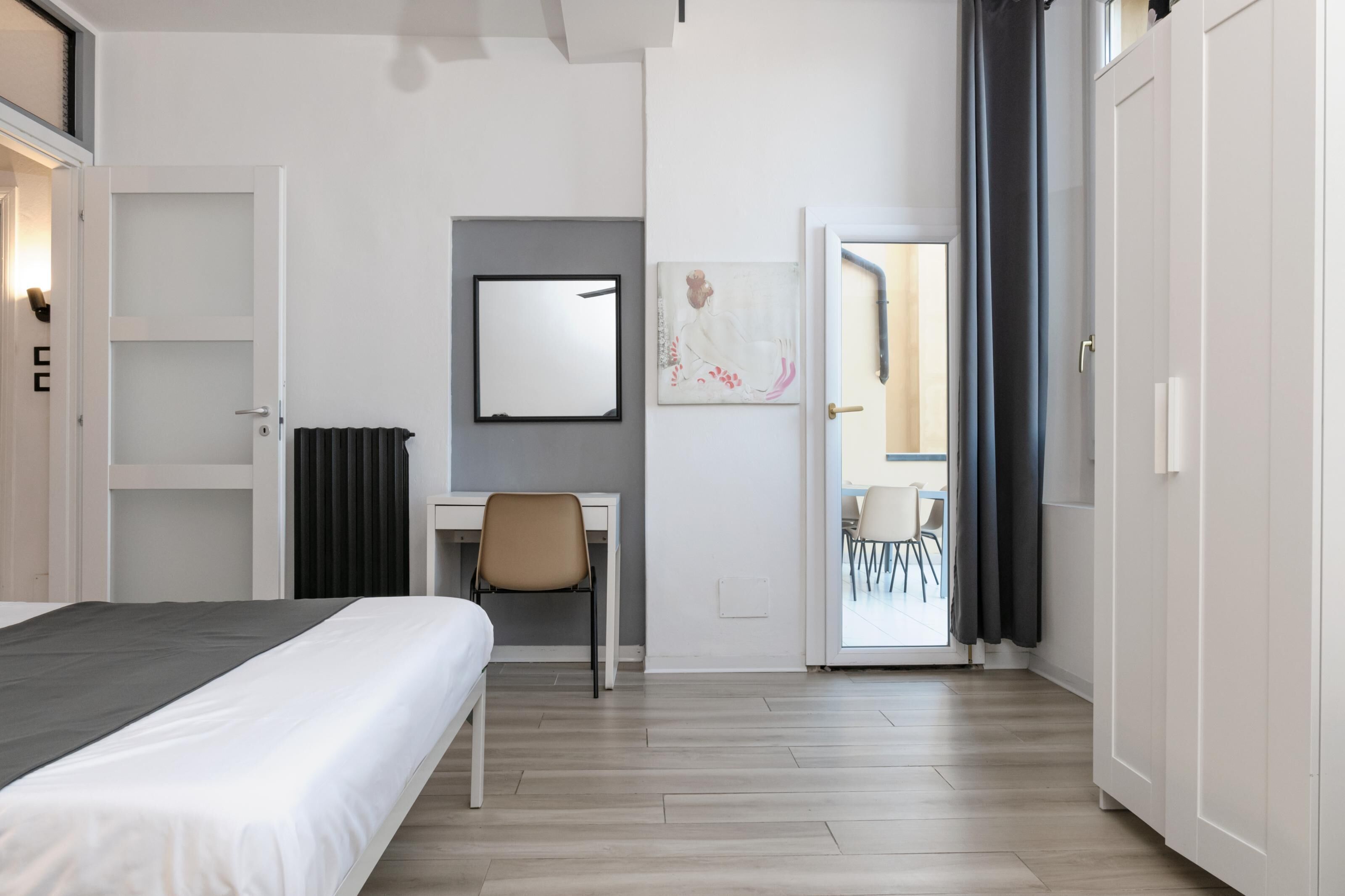 1 slaapkamer, een bureau, een strijkplank/strijkijzer, reisbedje