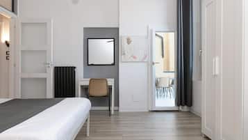1 slaapkamer, een bureau, een strijkplank/strijkijzer, reisbedje