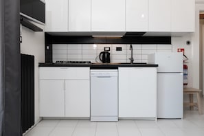 Coffee/tea maker, microwave, oven, stovetop