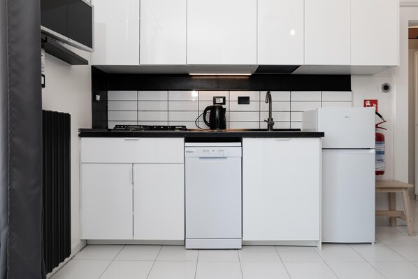 Coffee/tea maker, fridge, microwave, oven