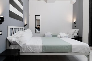 1 slaapkamer, een bureau, een strijkplank/strijkijzer, reisbedje