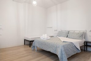 1 dormitorio, tabla de planchar con plancha, wifi y ropa de cama