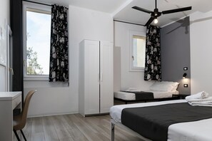 1 chambre, bureau, fer et planche à repasser, lit parapluie