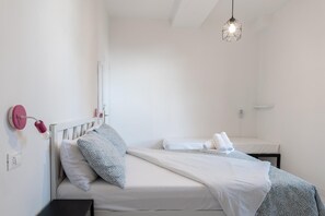 1 dormitorio, tabla de planchar con plancha, wifi y ropa de cama