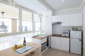Frigorifero, microonde, forno, piano cottura