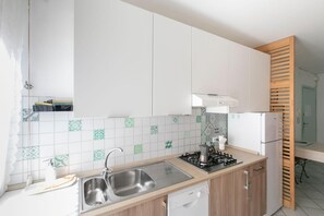 Micro-ondes, four, plaque de cuisson, lave-vaisselle