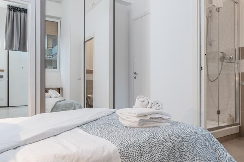 Turati Apartment: Bright and central flat
