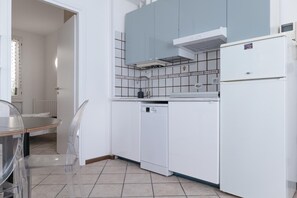 Microondas, horno, placa de cocina y lavavajillas