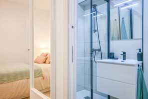 Shower, hair dryer - Modern Apartment in Acacias with Excellent Location in the Center of Madrid (Madrid)