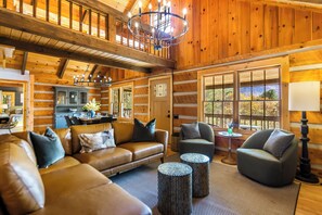 Smart-tv, eldstad och böcker