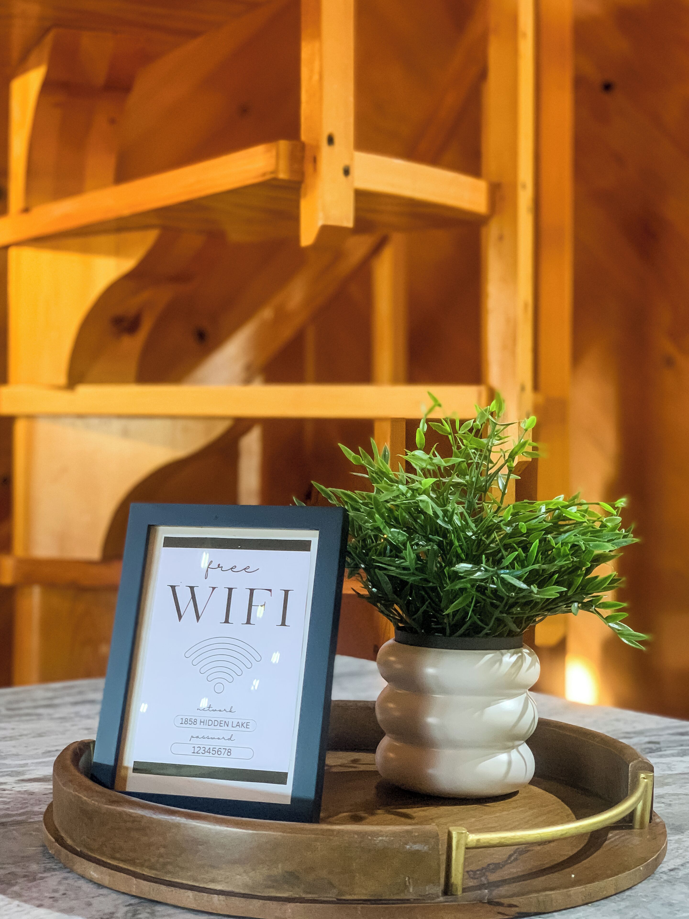 Une pancarte encadrée avec l’inscription « WIFI gratuit » sur un plateau en bois.