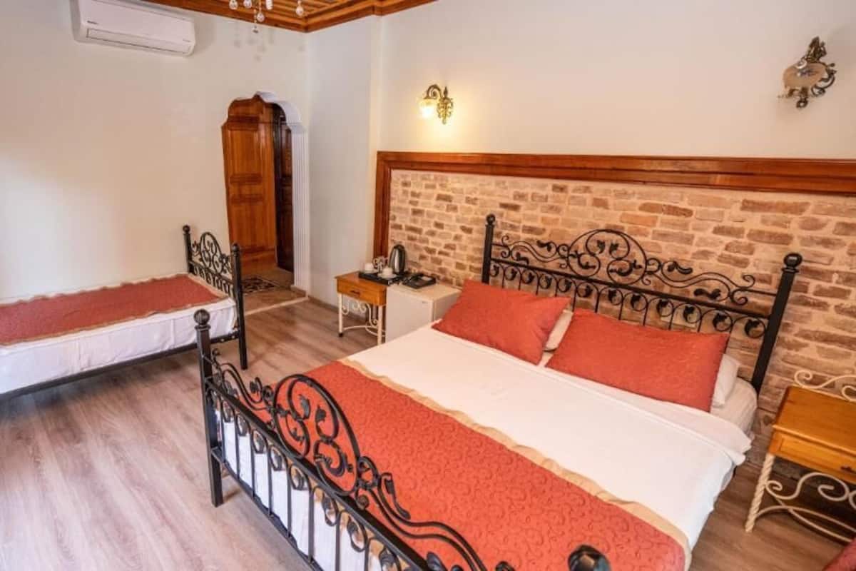 Familie driepersoonskamer, balkon, uitzicht op stad | Een minibar, een laptopwerkplek, gratis wifi, beddengoed