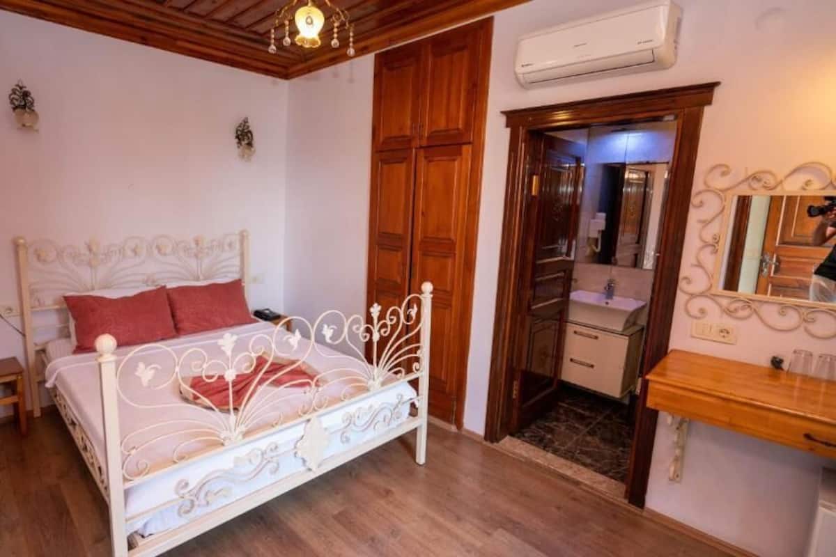 Standaard tweepersoonskamer, gedeeltelijk uitzicht op zee | Een minibar, een laptopwerkplek, gratis wifi, beddengoed