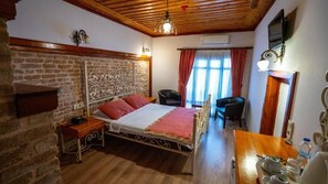 Minibar, espacio para trabajar con laptop, wifi gratis y ropa de cama