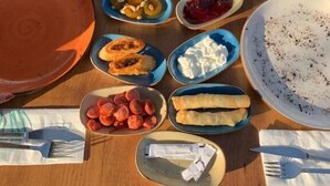 Taula de desjuni amb diversos aliments i utensilis.