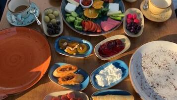 Petit déjeuner complet compris tous les jours