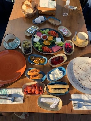 Free daily full breakfast 